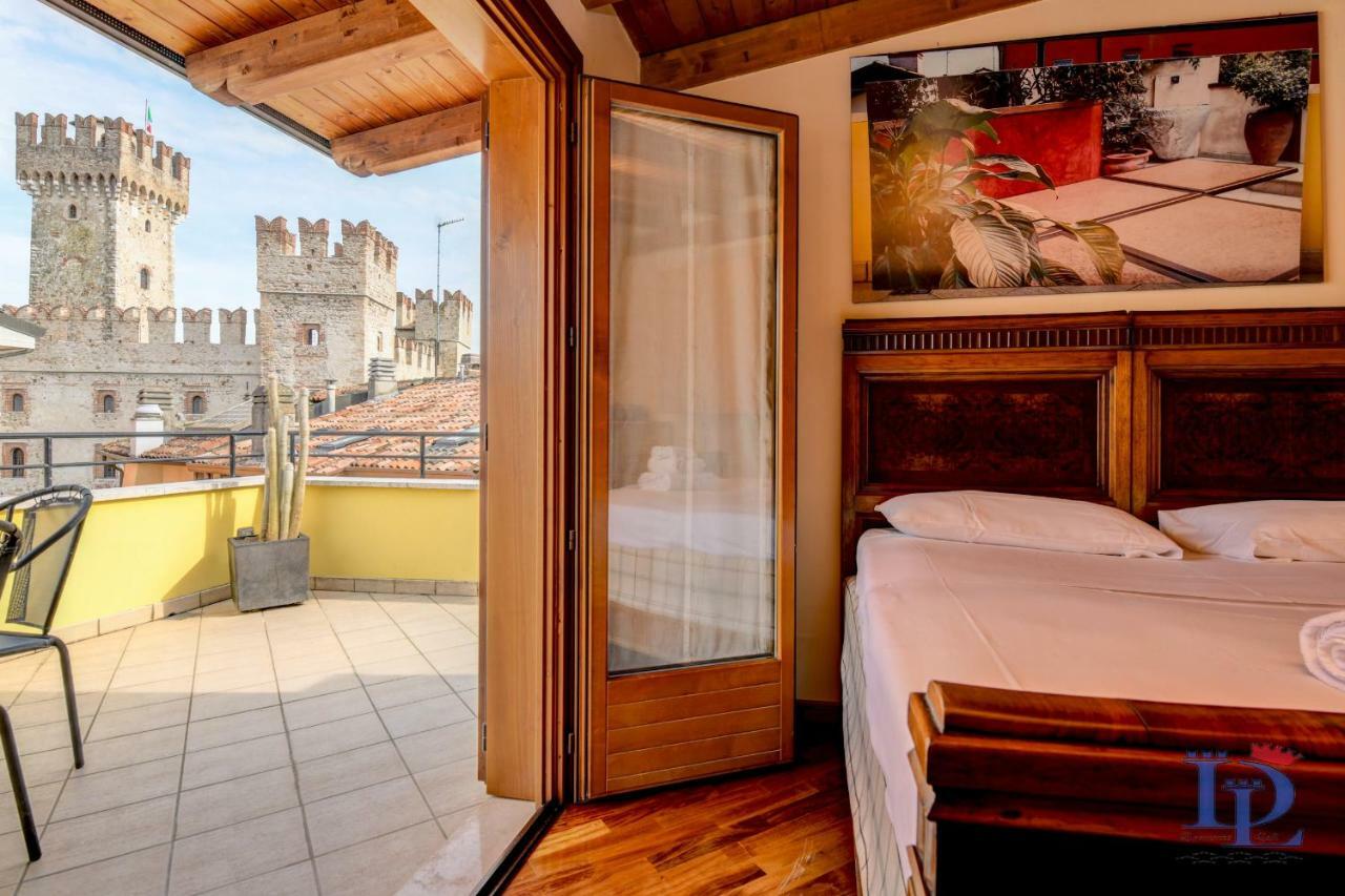 Desenzanoloft Official Partner Marriott Homes & Villas -Penthouse Never Say Never Sirmione Castle View المظهر الخارجي الصورة